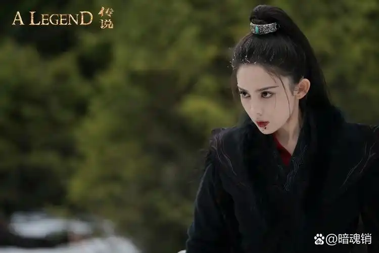 古力娜扎电影《传说》剧照,黑色古装搭配黑色斗篷,再加上高马尾发型