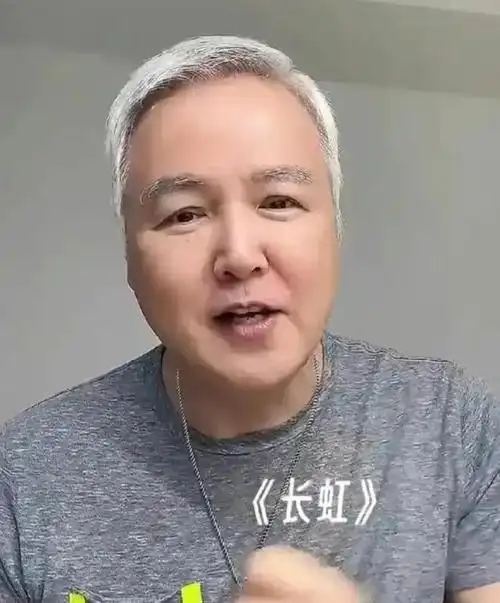 63岁林瑞阳罕见曝光:白头发白眉毛,容貌特怪异,号召去国外赚钱