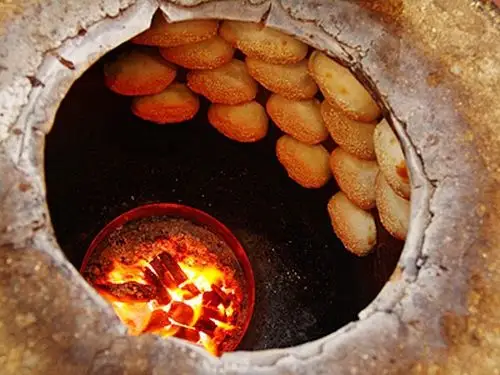 小编注:图为台湾制作胡椒饼的烤炉,还是北方一路.图片来自网络
