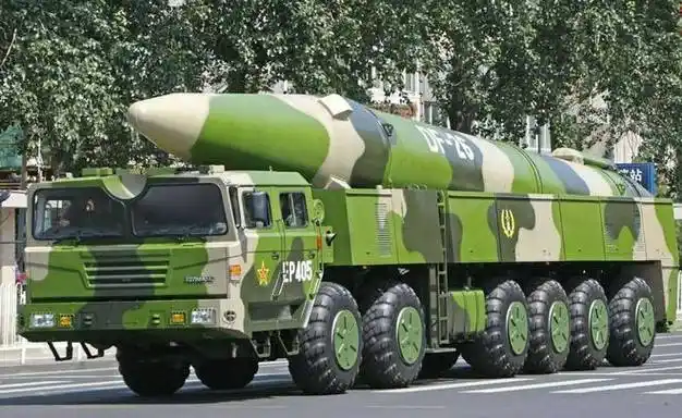 除了熟悉的东风-31a核导弹外,作为东风-5改进型的东风-5b洲际弹道导弹