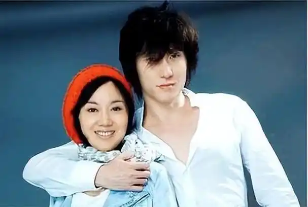 因为感情的破裂,闫妮经历了一段时间的低迷情绪,但她随后专注于自己的