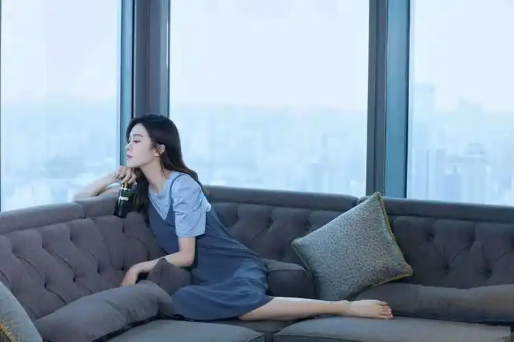 郁可唯的时尚好难懂为显腿长把裤子提到胸口没想到更加时髦了