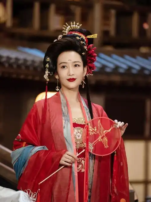 你见过手拿记事本的古装吗?王鸥大侦探花魁造型太美了!