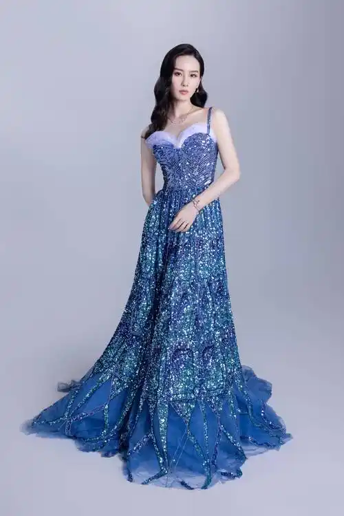 刘诗诗复古风写真大片曝光,紫色抹胸礼服大秀曼妙身姿_气质_亮片_女神