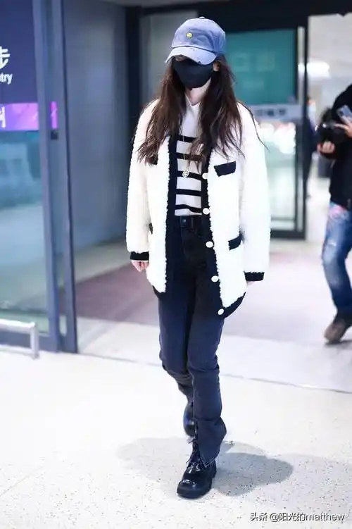 angelababy现身机场戴奉球帽口罩遮面外型青春靓丽