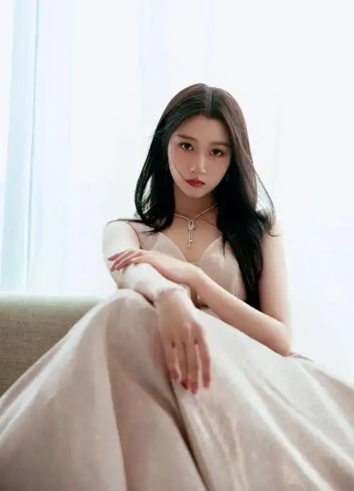 关晓彤香槟色水光裙