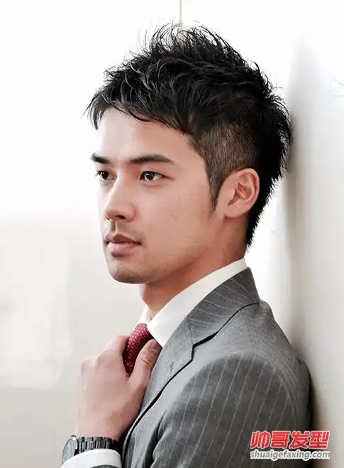 男生夏季打耳钉酷帅短发发型设计 潮男拽拽的发型(3)