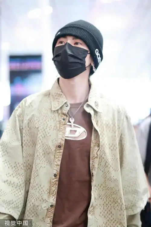 小鬼土褐色套装##机场时尚秀