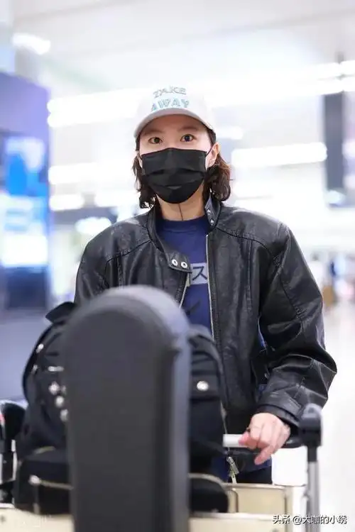 王菲女儿窦靖童现身上海机场身穿黑色皮衣搭配棒球帽活力洒脱