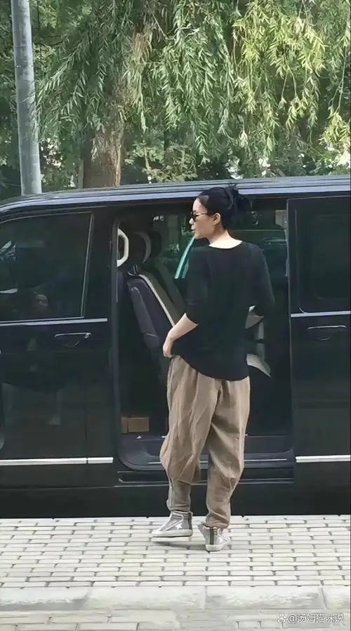 王菲55岁街拍曝光!天后素颜随性穿搭,岁月痕迹不容隐藏!