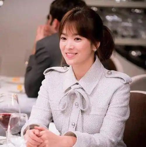 米白色的修身长款外套加上宋慧乔的这款八字刘海的内扣烫发发型,搭配