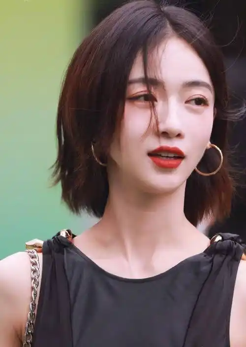 吴谨言终于开窍了,剪短发后像"换了个头",网友表示认不出_造型_气质