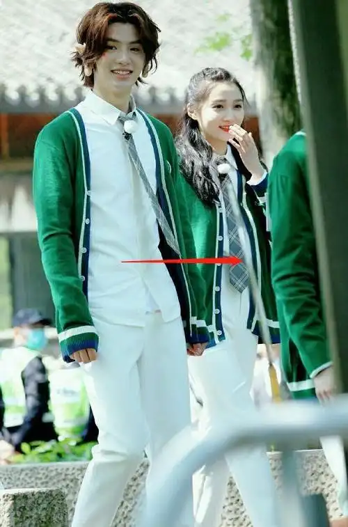 关晓彤"跑男"路透被疯传,与183黄明昊并排走,看清腰线:羡慕