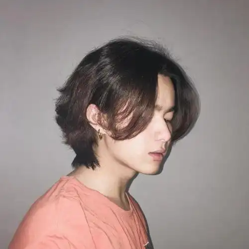 男生长头发的发型,男生头发长得快剪发太费钱,不用经常剪的发型有哪些