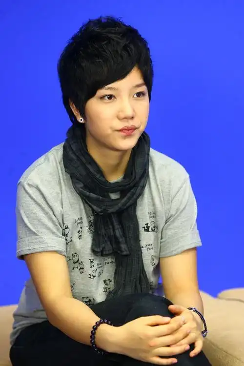 图文:09快女三甲做客-李霄云气质内敛