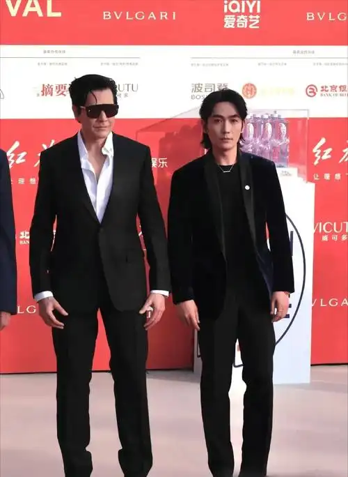 这一夜,63岁费翔秒了36岁朱一龙,才知道啥是身高带给男人的霸气