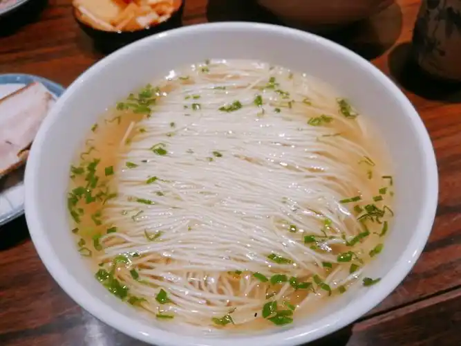 白汤面 汤底应该用了高汤吊的鲜,清澈不浑浊 上面洒了好多葱花增香