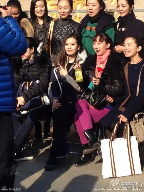 曝刘诗诗与同学相聚旧照 气质出众最年轻