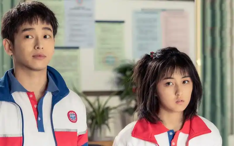 彭昱畅给张子枫戴帽子上热搜,"哥哥力"十足,网友:太暖心了!