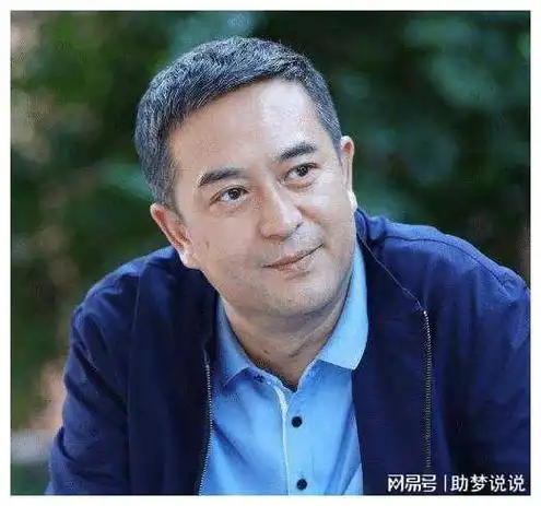 张嘉译近照曝光头发斑白弓腰驼背光鲜的背后是饱受病痛折磨