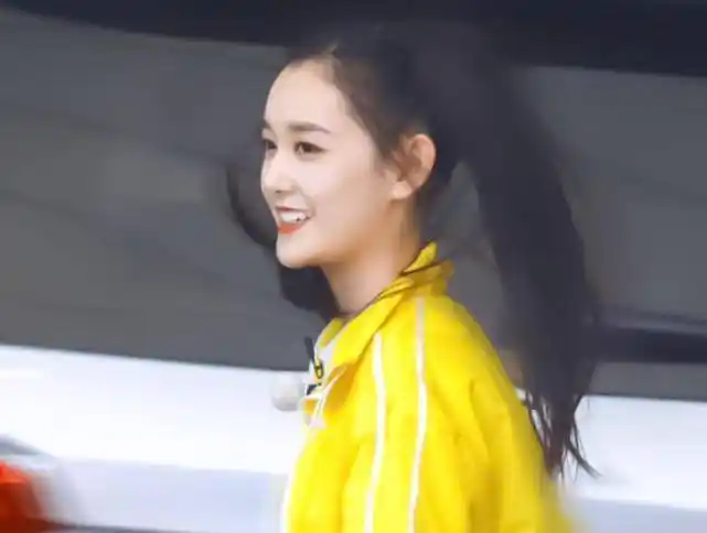 蒋依依录制《跑男》,失去美颜滤镜的她,颜值依旧抗打!