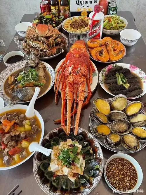 各地网友年夜饭大比拼,12桌菜各有特色,网友:最后一桌太寒酸