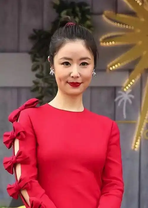 47岁林心如脸肿成包子红裙装嫩反衬黑牙齿沾满口红太尴尬