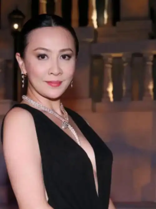 刘嘉玲60岁仍闪耀独特造型引发热议网友优雅不分年龄