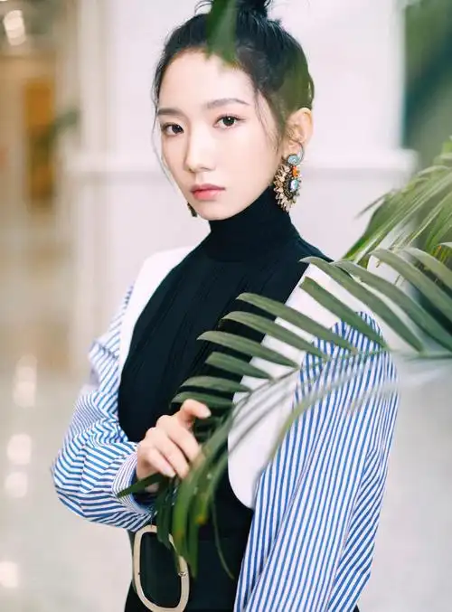 孟美岐尝试高马尾,配"火箭少女工装"牛仔裤,简直a爆了