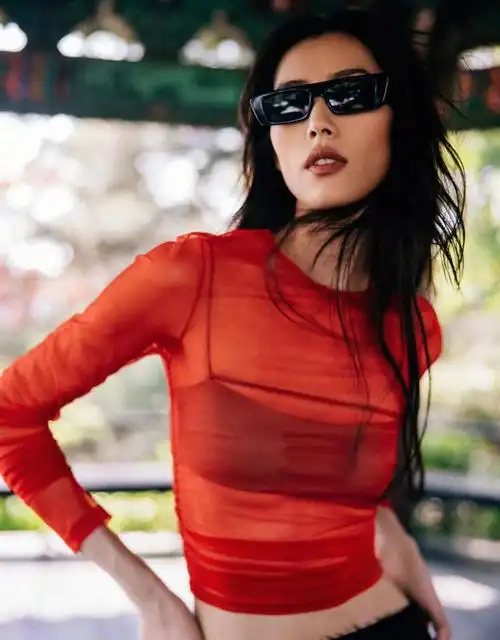 刘雯在韩国gucci大秀上太惊艳!一身红衣亮相,真是纸片人身材啊