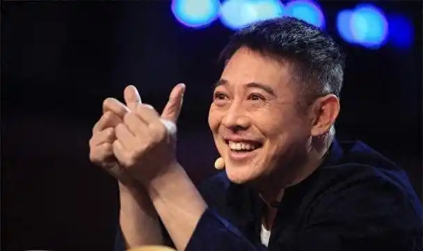 60岁李连杰回美国定居!头上没毛显苍老,和甄子丹同龄差别大