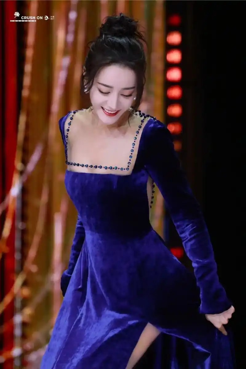 迪丽热巴好美,丝绒裙好精致 蓝色的丝绒礼服裙,高级唯美,色彩变幻.