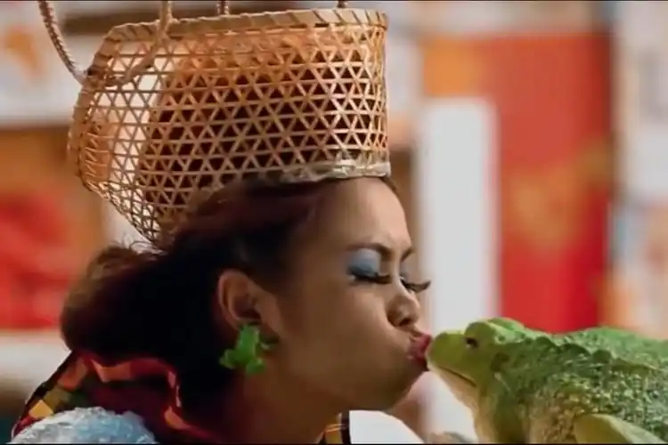 丑女幻想嫁给王子天天亲吻自己养的青蛙最后青蛙真的变成帅哥