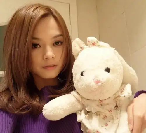 释小龙带新欢看电影为避嫌分开走 女方私照曝光(2)