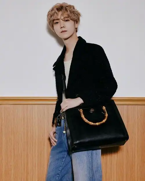 鹿晗"金色卷毛"发型真显嫩,复古造型散发英伦风,简单却有质感