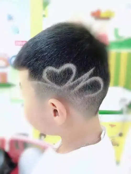 我们有敬业的发型师,专业的幼师前台团队全程陪同宝宝,无需父母担心.