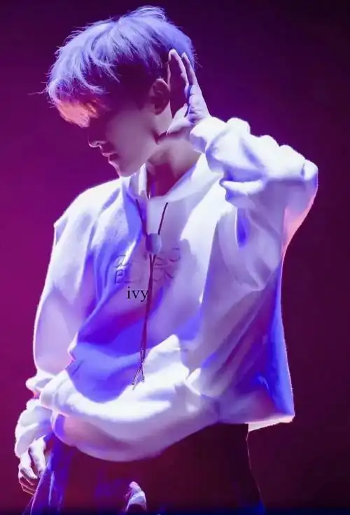 靠 杨洋蓝发帅拉了