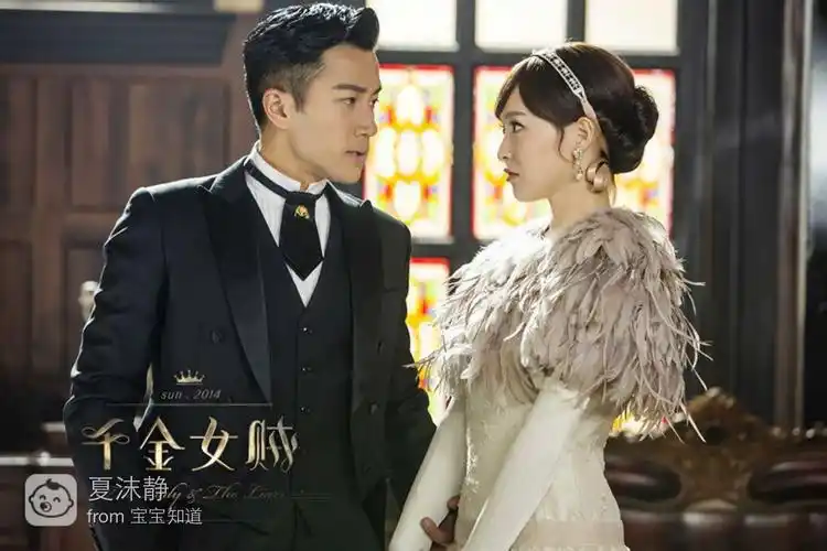 之前热播的《千金女贼》,刘恺威在剧中扮演白帮大哥白正擎,他深爱的