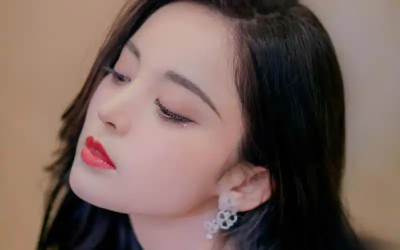 古力娜扎妩媚动人写真桌面壁纸