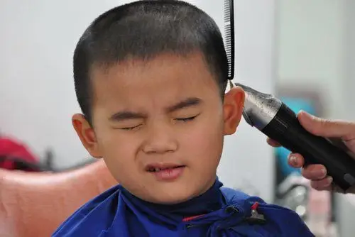 首页 流行发型 儿童发型 小男孩推剪帅气头发教程 帅爆男童圈短头发剃