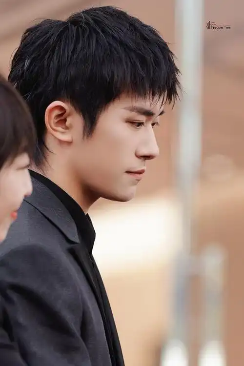 只见千玺穿着一身黑色西装,梳着帅气的狼尾发型,气质真的满分.