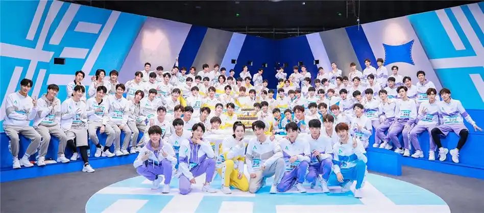 11位创造营学员拍时尚片周震南成熟王晨艺休闲何洛洛青春养眼