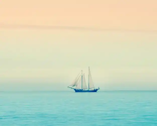 前行的小帆船壁纸