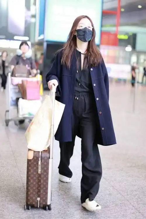 周冬雨结束戛纳行程 栗色长发搭配金属框架眼镜现身机场_皮相_账号