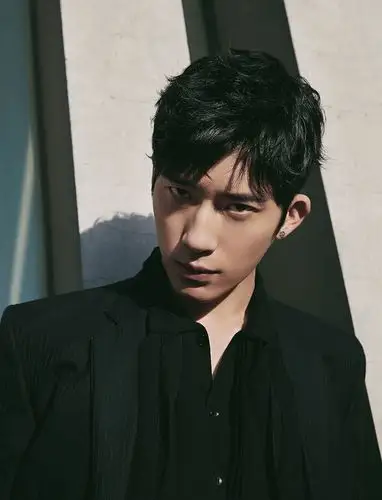 井柏然受邀出席杂志开幕派对 黑色水晶刺绣西装创新演绎别样型格_时尚