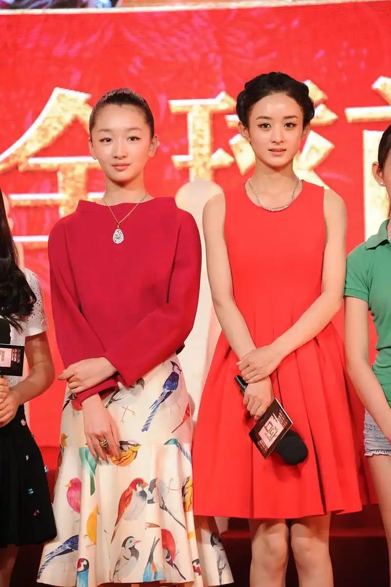 原来,赵丽颖和周冬雨,很久以前就合作过!她俩都好瘦呀!笑起来都好甜!