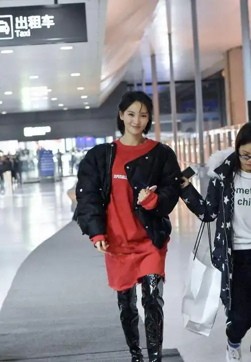 金晨不愧从小就在学舞骨感身材穿皮质长靴腿型笔直一点没缺陷