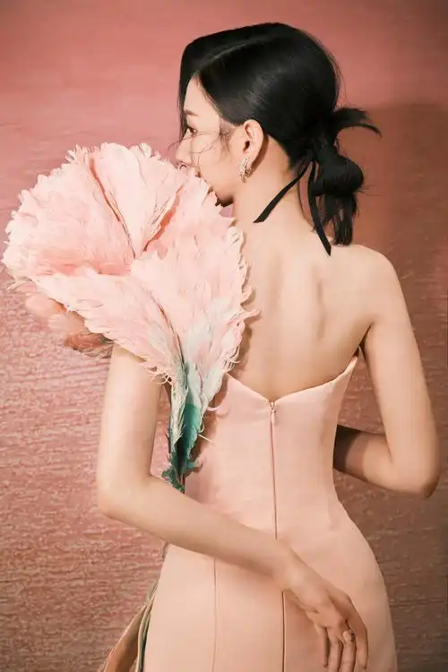 宋祖儿 身着梦幻鱼尾裙,身姿曼妙甜美可人,背部线条非常优美~__财经