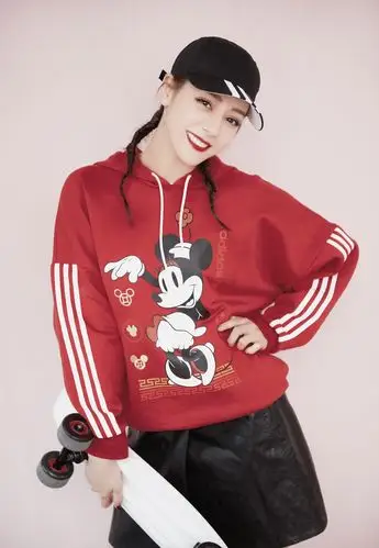 迪丽热巴红色运动卫衣搭配黑色小短裙,肤白腿长令人羡慕!