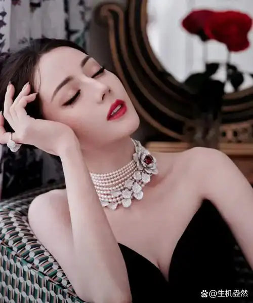 迪丽热巴终于回到自己的舒适圈了,放弃可爱风,高盘发搭配黑色礼服